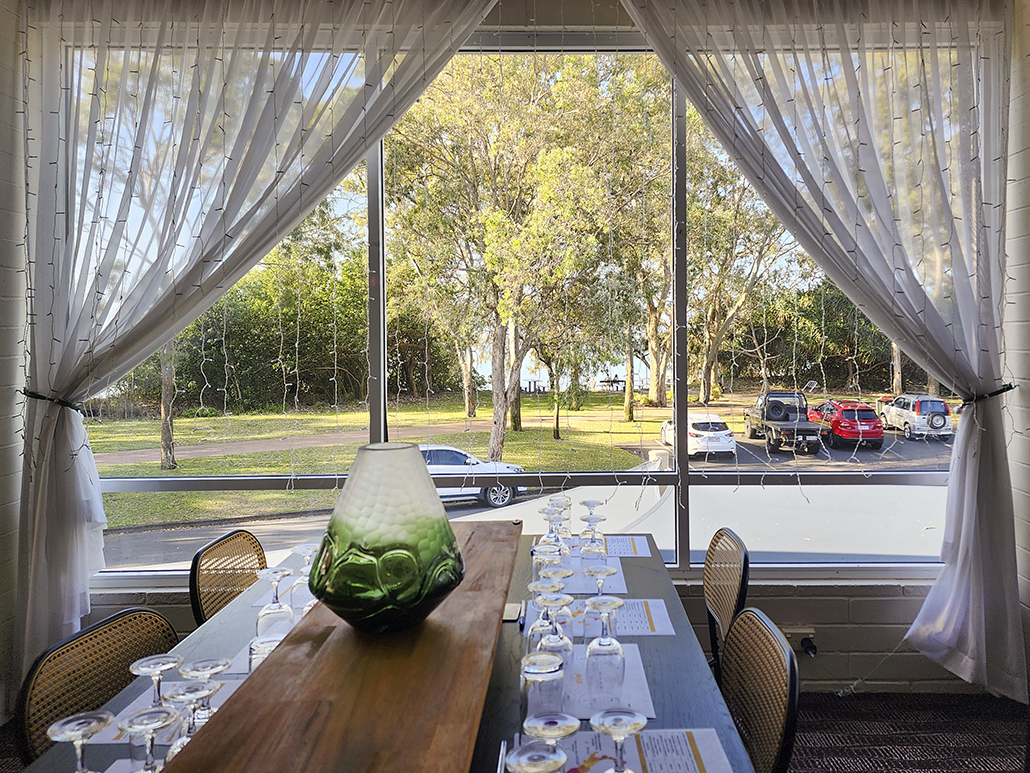 A tast of Italy - Set table with beachside outlook