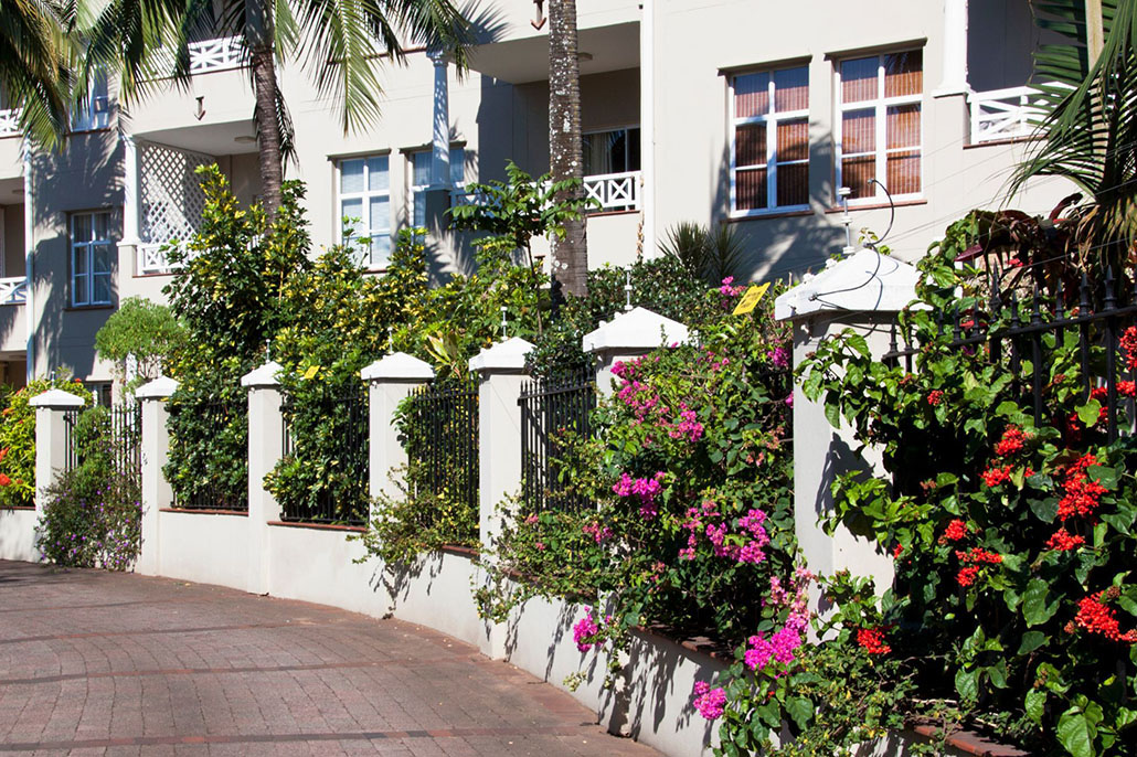 Landscaped body corporate townhouse and apartment complex with shared common property in Queensland